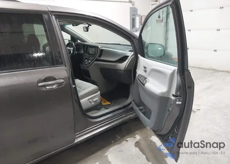 2015 Toyota Sienna Xle 7 Passenger z USA, uszkodzony, nr VIN 5TDDK3DC5FS094285